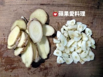 step2: 薑（不去皮）切片，蒜頭切碎。