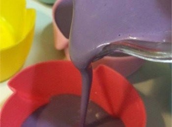 step8: 跟住攪勻粉漿就可以倒入模具內