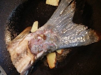 step1: 红，白蘿蔔切片。
粟米1開2。
用煲大火下3/4煲水，下红，白蘿蔔煲1小時。
開鍋用中大火，下2大匙油，下薑片煎香，下魚。
把魚兩面煎香，下2瓶蓋绍酒，再下青葱略兜，把以上剛煎香的，一并放入已煲的红，白蘿蔔湯之內。
轉中大火，再加入粟米煲1小時便完成啦！