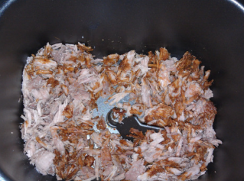 step6: 將鬆散的肉片用手揉搓幾下，放入麵包機內桶，下蠔油，料酒，白糖和鹽，然後按果醬功能，1小時候后肉就好了。