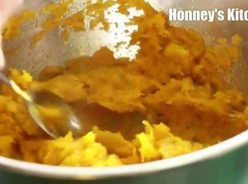 step2: 加入少許鹽, 胡椒粉, 拌勻成南瓜泥, 備用