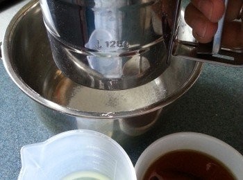 step2: 190g低筋粉過篩落糖漿裡加入45g菜油拌勻,
輕手將粉搓成糰放入雪櫃一個鐘以上備用..(一定要用手輕手搓皮,否則皮會起筋焗時受熱發脹大)(搓好放入雪櫃下格待粉糰休息一小時以上)