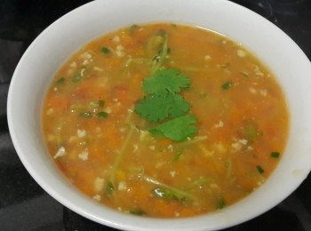 step6: 番茄肉碎甘荀翡翠羹

材料：

甘荀 480克
番茄 440克
翡翠苗 200克
免治豬肉 200克
薑蓉 少許
雞粉 1'1/2茶匙
麻油 少許
胡椒粉 少許
糖 少許
生粉 少許
蔥 (切粒) 少許
芫茜 (切碎) 少許
馬蹄粉 半碗 ( 或可用薯粉 )

做法 :

先將免治豬肉 , 用1/2茶匙雞粉, 糖, 胡椒粉 , 麻油 , 生粉 , 以1/3份量的水攪成糊狀備用 .
將甘荀切件放 2 片薑隔水蒸 15分鐘 , 放涼後搓成蓉 ( 或可用攪拌器打成甘荀蓉) , 番茄切碎 ( 同樣可用攪拌器打成番