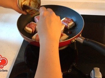 step5: 熄火，倒入BBQ醬，讓煙肉豆腐卷充份吸收醬汁即可上碟