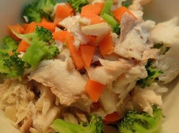 step3: 將魚肉壓碎和飯.川燙過的青花菜,胡蘿蔔混合