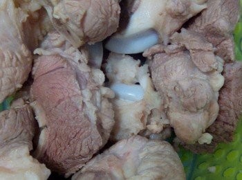 step1: 先把豬骨汆水瀝乾。