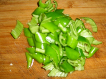 step1: 辣椒切碎.