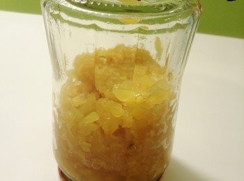 step3: 水份剩少許即可直接倒入消毒過的玻璃容器裡，立馬蓋蓋子拴緊倒置(果醬的溫度可以殺菌，成真空狀態），放涼後即可放冰箱冷藏保存