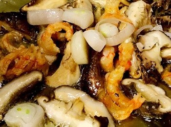 step8: 下油爆香蝦乾、冬菇、乾蔥頭！