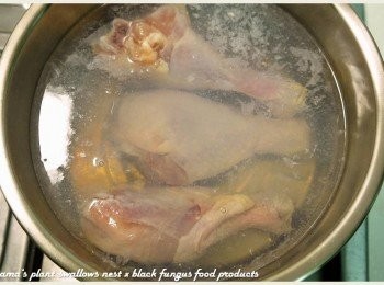 step2: 雞腿放入滾水中汆燙約2分鐘，再撈出洗淨瀝乾後備用。