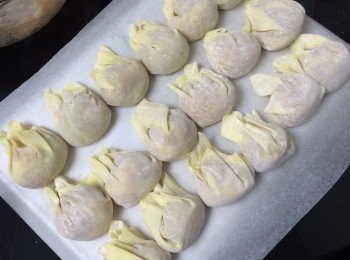 step5: 將雲吞平均放於牛油紙上，放入雪櫃雪十分鐘，之後取出放入食物盒，便不會痴埋