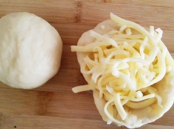 step4: 分成約8等份的小麵糰~將乳酪絲包在中間