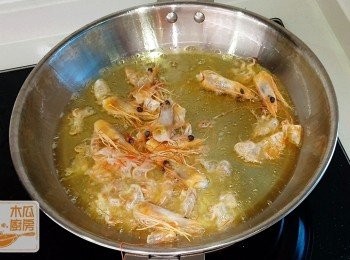 step4: 粟米油落鑊，將蝦頭蝦殼爆香至轉色