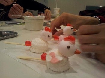 step3: 每用生古力粘合時用手扶著致定形才鬆手去黏合另一個部份