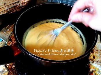 step3: 用慢火一路煮一路用打蛋煮至濃稠 , 熄火倒入器皿內靜待10分鐘至涼