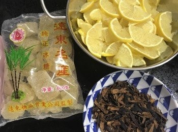 step2: 陳皮浸軟刮囊，切幼絲再風乾 (有水份會容易發霉)
檸檬切掉頭尾，再切片，去核及中間白色芯