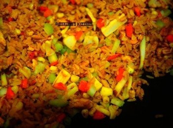 step12: 12.炒出粒粒分明的炒飯。 試味道，看看是否需要增加鹽巴調味，並且加入現磨黑胡椒跟白胡椒粉。