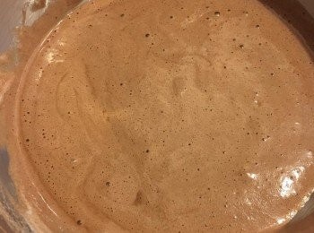 step4: 將打發完成的蛋白混入步驟2的麵糊中分次拌勻。