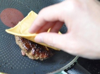 step5: 煎另一邊時，把2片芝士放在漢堡排上面