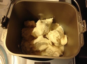 step3: 第二天準備主麵團材料, 把材料放入麵包機內, 中種麵團拿出不用回溫, 撕碎後同放在桶內, 開動麵團模式, 直至完成