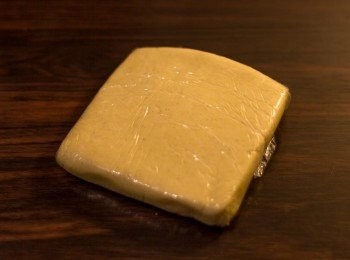 step5: 拌勻成麵團後，整團放於保鮮紙上包好壓成正方形，置於雪櫃內約1小時