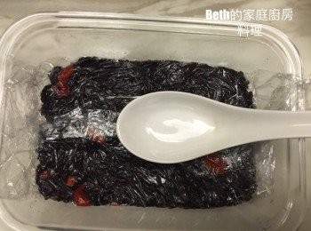 step4: 舀入紫米糕在保鮮盒內，蓋上保鮮膜，用湯匙壓平