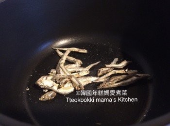 step1: 在一個沒有油和水的煲內放入鯷魚乾炒一會，這樣可以除去魚腥和避免湯帶苦澀味和另湯更香濃好味，(另一方法是把魚肚撕開去掉內臟與魚腮，直接煲湯就可以)