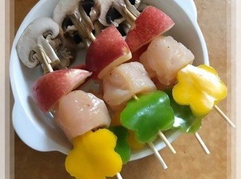 step2: 將所有材料用竹籤串好。