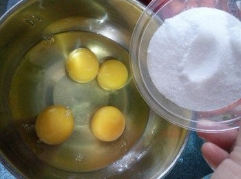 step2: 雞蛋加入35g的砂糖攪拌均勻至砂糖溶化
