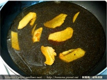 step5: 接下來直接將黑木耳養生露、米酒倒入鍋中煮開。