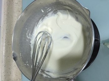 step2: 加入小鍋內，開慢火煮至微暖，邊用手提打旦器攪拌（千萬不要大火）
先加入份量中一半的牛奶煮開，邊攪拌，記住全程細火，芝士糊會呈現順滑狀態，然後逐少再加入牛奶，煮至芝士糊變成半液體，流動狀，有少紋路，冇粒粒後熄火放涼，只需抽起70ml芝士糊備用
(牛奶份量會因火侯及烹調時間不同而有所分別，不可以一次過加太多！）