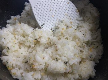 step2: 先將日本米煮好，放涼一陣，微暖時與飯素拌勻