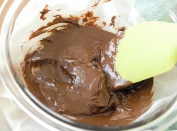 step1: 先將一半份量的巧克力溶化，然後加入另一半的巧克力，拌勻，備用