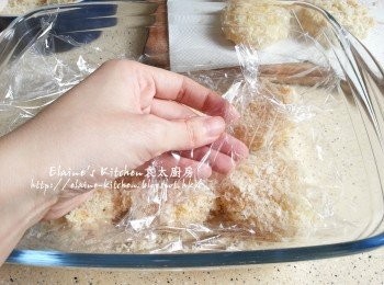 step10: 再放上一層保鮮紙 , 一層薯餅 , 再灑上麵包糠