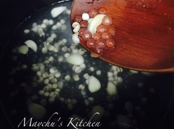 step1: 薏米和南北杏先用清水泡1小時。準備一鍋水，水滾放入西米用小火煮約30分鐘或至差不多全透明狀，加入薏米和南北杏，續煮10分鐘左右，撈起沖冷水以防西米結塊，備用。