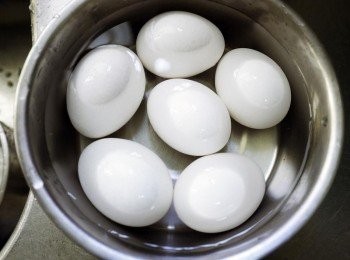 step2: 水蓋過蛋的量，入電鍋一米杯煮熟