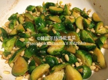 step4: 加入豉油後快手炒勻，少許鹽調味，最後加入蜜糖拌勻。