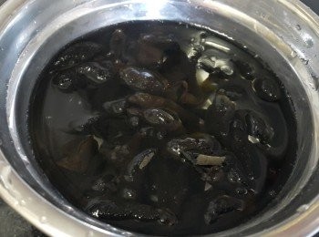 step4: 黑木耳，用清水浸泡備用