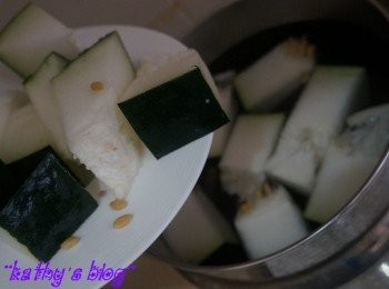 step2: 煲內加入適量清水，然後放入冬瓜~