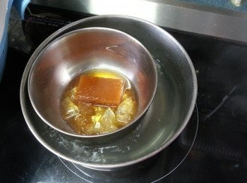 step2: 片糖及冰糖加2湯匙水座溶