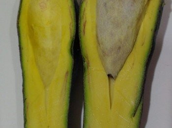 step2: 先將酪梨切開去籽