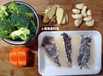 step1: 薑（不去皮）切片；蒜頭用刀背輕拍後去膜；紅蘿蔔切片；魚片稍微清洗後，將水份拍乾。
