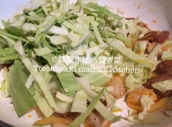 step3: 加入椰菜炒勻，