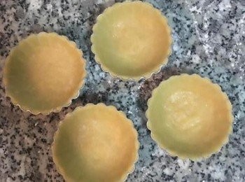 step2: 烤箱預熱170度。 兩手大姆指沾少許高筋麵粉，延著模型慢慢壓滿，壓平整。 進烤箱烤13-15分鐘，讓塔皮上色香酥