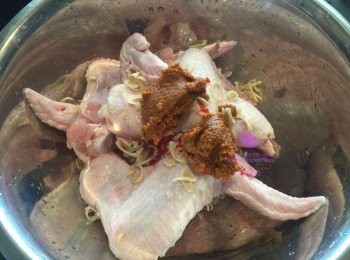 step1: 1.  <a href="https://bit.ly/3zHU5V3" target="_blank" data-keyword="雞翼" class="guide-link"><strong>雞翼</strong></a> <span style="display:inline-block;vertical-align:middle;margin-top:-3px;color:initial;border-radius:3px;padding:2px 3px;font-size:12px;line-height:14px;background:#87d300;color:#fff;">即買</span> 沖洗後，印乾水分，跟全部調味料撈均，醃1小時以上。放雪櫃醃過夜更好。