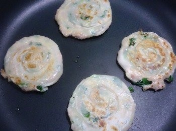 step11: 食用時，不用退冰直接入平底鍋中火，放適量的橄欖油，煎至二面金黃即可起鍋