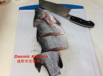 step1: 鮮魚洗淨、依照需要切成3或4段 （可以請魚販幫忙處理）;  美白菇切除底部，用手撥弄散 (美白菇不用清洗，底部切除即可!)