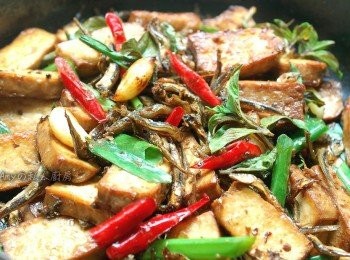 step7: 煎至香酥的小魚干吸附了醬汁，配上豆干，真是一道好吃的小菜。