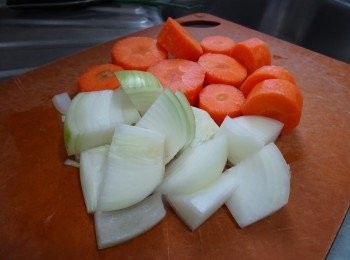 step1: 紅甘筍切件，洋蔥切片