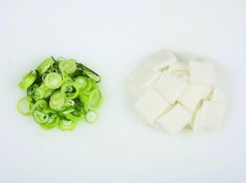 step1: 大蔥切成0.5cm 厚的蔥末，白蘿蔔切成3cm 長、0.5cm 厚的塊狀。